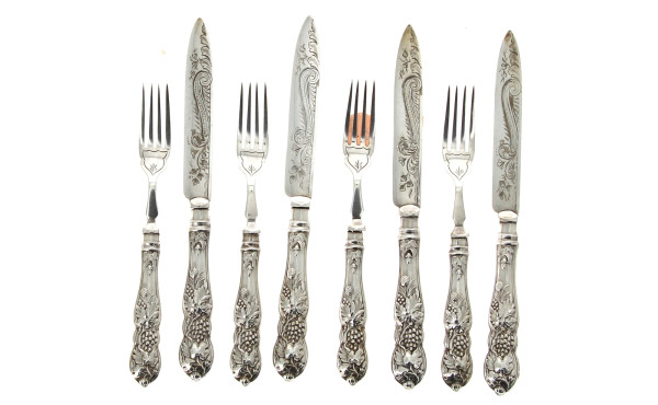 12 fourchettes et 8 couteaux en métal ar