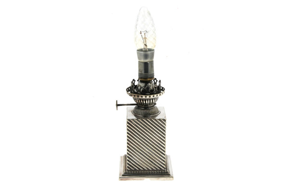 Petite lampe à pétrole en métal argenté,