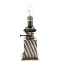 Petite lampe à pétrole en métal argenté,