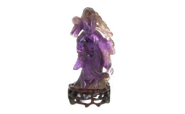 "Femme tenant des fleurs", statuette chi
