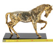 "Cheval", sujet en métal doré, sur base 