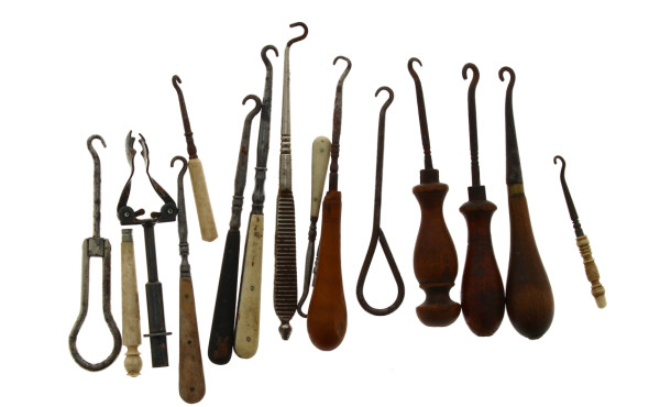 Lot de tire-bottes anciens et divers
