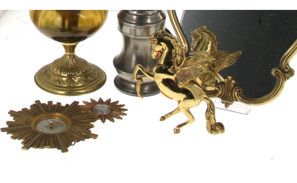 Lot de bibelots comprenant un miroir roc