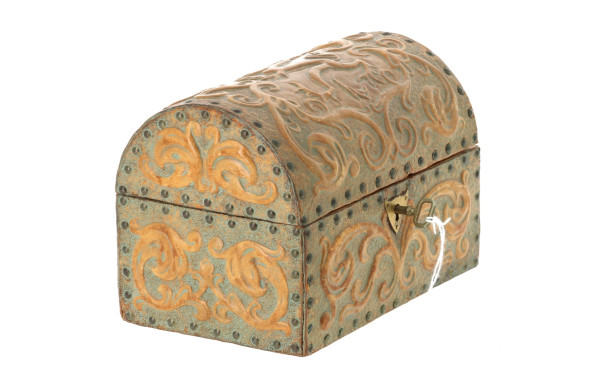 Coffret en forme de coffre à couvercle b