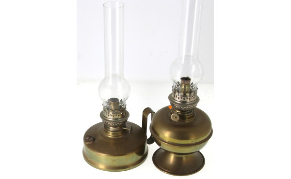 Deux lampes à pétrole anciennes en laito