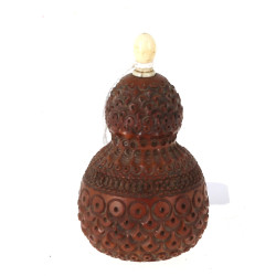 Tabatière en corroso sculpté, H 7,5 cm (