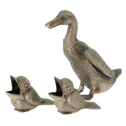 Paire de petits oiseaux en métal argenté