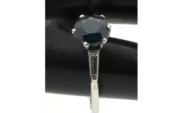 Bague en or gris sertie d'un saphir rond