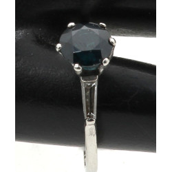 Bague en or gris sertie d'un saphir rond
