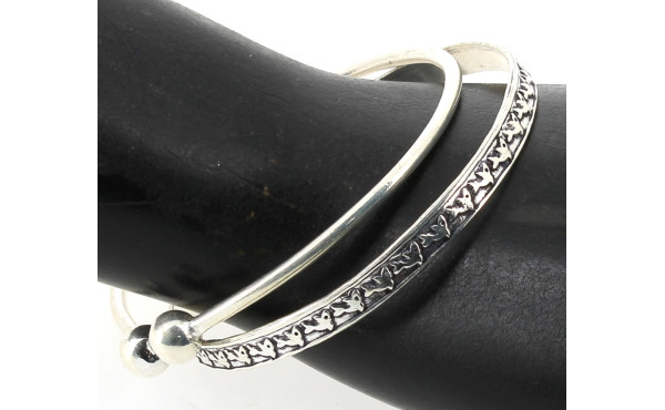 Un bracelet jonc et un bracelet jonc ouv