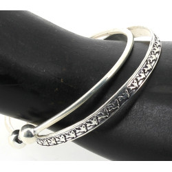 Un bracelet jonc et un bracelet jonc ouv