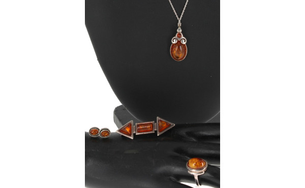 Lot de bijoux en ambre et argent : une b