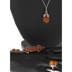 Lot de bijoux en ambre et argent : une b