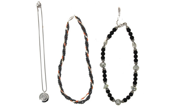 Lot de fantaisie : un pendentif serti de