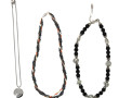 Lot de fantaisie : un pendentif serti de