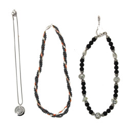 Lot de fantaisie : un pendentif serti de