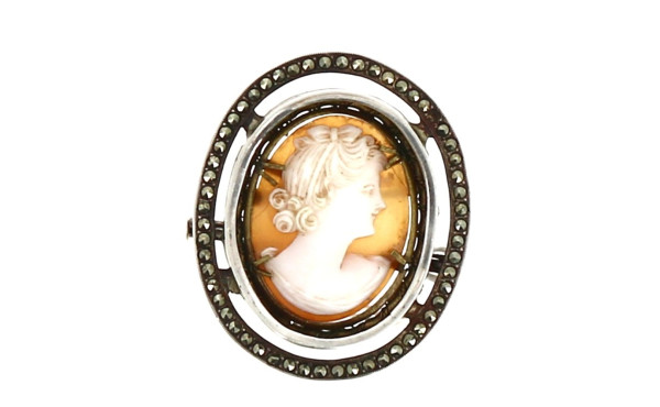 Pendentif camée cerclé d'argent serti d'