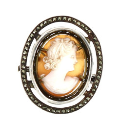 Pendentif camée cerclé d'argent serti d'