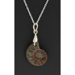 Pendentif façon amonite fossilisée sur c
