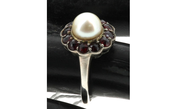 Bague en argent sertie d'une perle entou