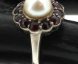 Bague en argent sertie d'une perle entou