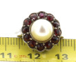 Bague en argent sertie d'une perle entou