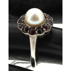 Bague en argent sertie d'une perle entou