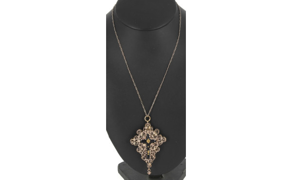 Pendentif croix en métal argenté ajouré,