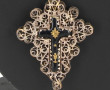 Pendentif croix en métal argenté ajouré,