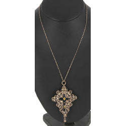 Pendentif croix en métal argenté ajouré,