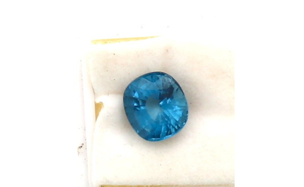 Zircon du Cambodge de forme ovale, envir