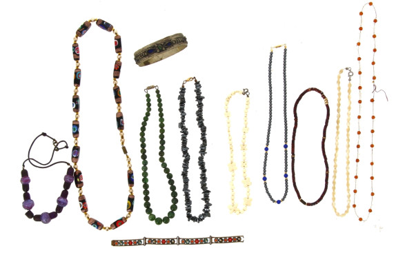Lot de bijoux fantaisie : 9 colliers (do