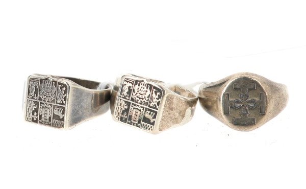 Lot de 3 chevalières en argent, dont 2 b