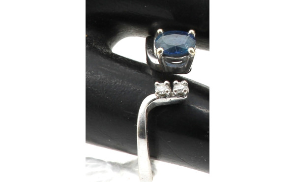 Bague en or gris 18 carats, poinçon tête
