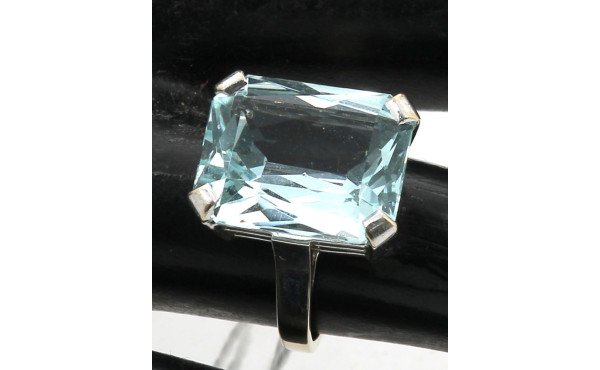 Bague en or 18 carats, poinçon tête d'ai