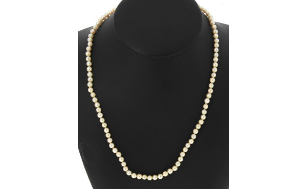 Collier shoker de 95 perles de culture, 