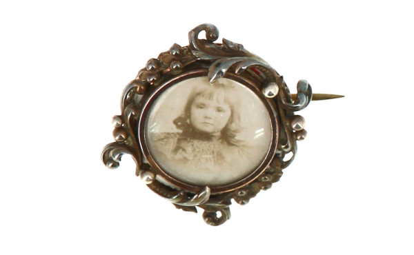 Petite broche porte-photo en argent ento
