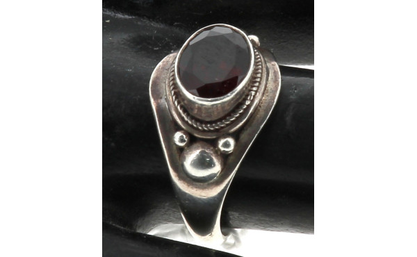 Bague en argent sertie d'un grenat ovale