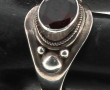 Bague en argent sertie d'un grenat ovale