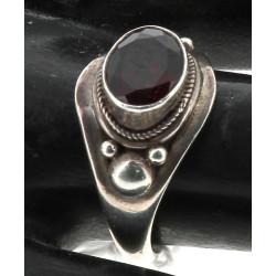 Bague en argent sertie d'un grenat ovale