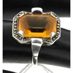 Deux bagues en argent serties de strass 