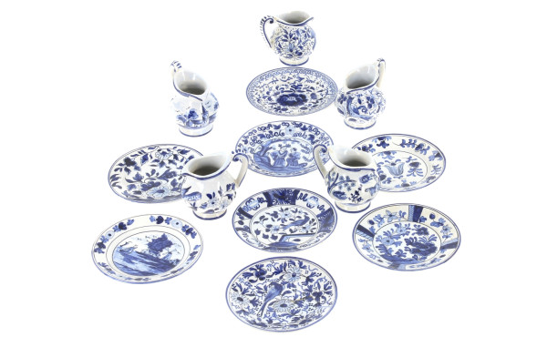 8 petites assiettes et 5 crémiers miniat