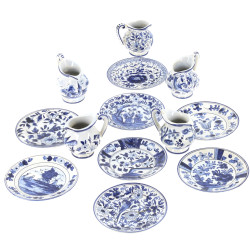 8 petites assiettes et 5 crémiers miniat