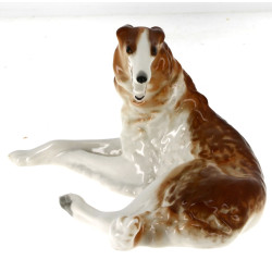 "Lévrier couché", sujet en porcelaine po