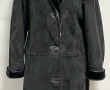 Manteau noir en mouton retourné, taille 