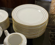 Service de table en porcelaine blanche e
