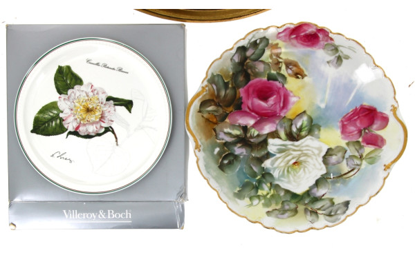 Plat en porcelaine blanche et or à décor