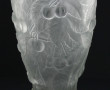 Vase en verre moulé et dépoli à décor en