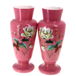 Paire de vases en verre opalin rose à dé