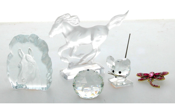 Sujet en cristal moulé figurant un cheva